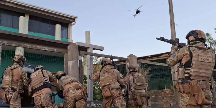 Operação da Polícia cumpre mandados no Presídio de Osório