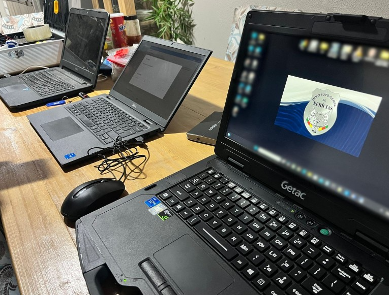 Agentes apreenderam celulares, computadores e outros aparelhos eletrônicos.