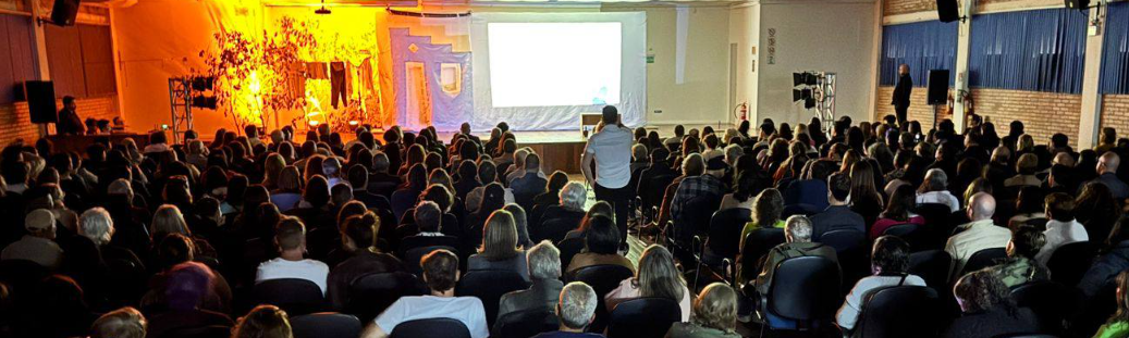 Público lotou o Auditório Romildo Bolzan para acompanhar apresentação teatral.