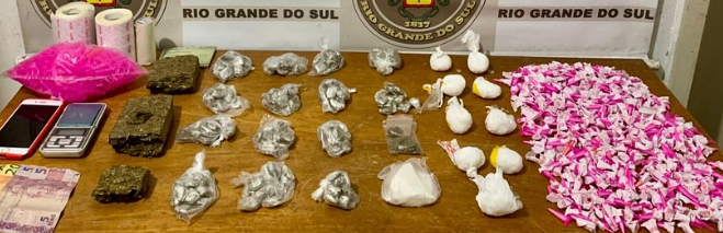 Ação em Cidreira apreendeu dinheiro, objetos e 764 porções de drogas.