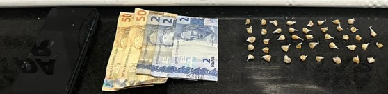 Adolescente de 17 anos foi detido em Capão com drogas, celular e dinheiro.