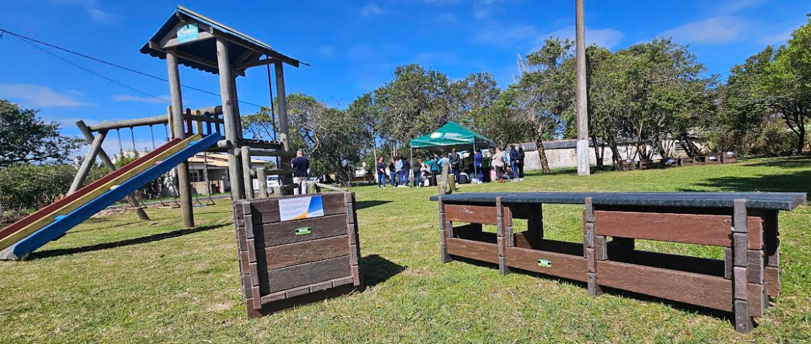 Praça da Vila Petrobras recebe bancos e floreiras sustentáveis