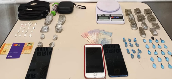 Ação em Capão apreendeu dinheiro, objetos e drogas como maconha, crack e cocaína.
