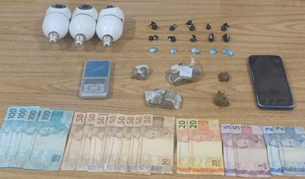 Trio foi detido em Osório com dinheiro, objetos e 15 porções de cocaína.