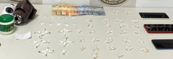 Ação em Caraá apreendeu dinheiro, objetos, e cerca de 300 porções de drogas.