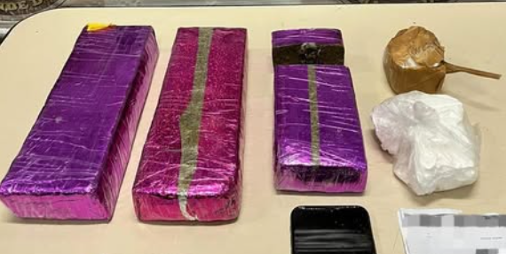 Dez pessoas são presas e adolescente é apreendido por tráfico