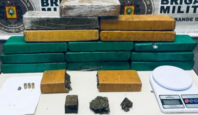 Policiais apreenderam objetos e 11,4 quilos de maconha durante ação em Capão.