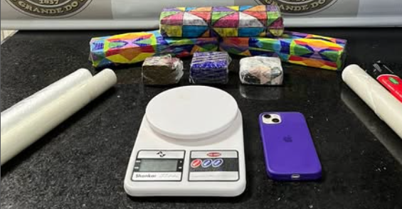 Policiais Militares apreenderam objetos e cerca de 2,5kg de drogas em Tramandaí.