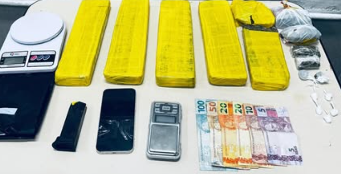 Ação em Xangri-lá apreendeu dinheiro, objetos e porções de entorpecentes.