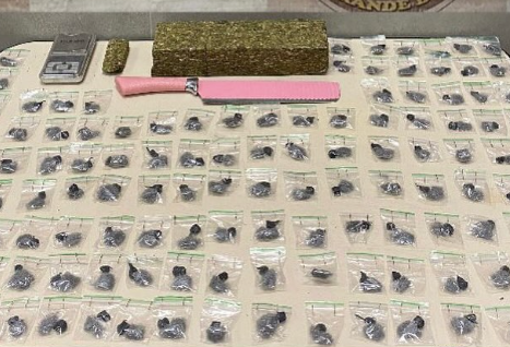 Policiais apreenderam objetos, um tijolo de maconha e 122 pedras de crack em Capão.