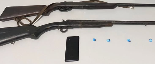 Ação em Osório apreendeu celular, duas armas e quatro buchas de cocaína.
