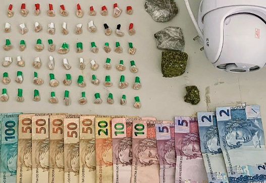 Agentes do 8º BPM apreenderam dinheiro, objetos e cerca de 200 porções de entorpecentes.