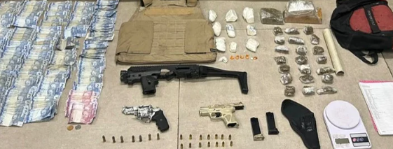 Foragido foi detido em Capão com dinheiro, objetos, munições, armas e drogas.
