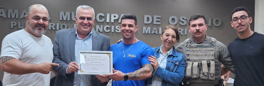 Vereador Maicon, vice-prefeito Ed, Wesley Silva e familiares do homenageado.