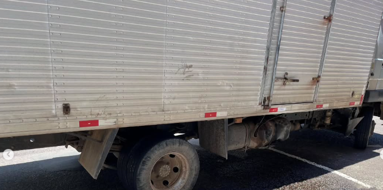 Acidente envolvendo automóvel e caminhão ocorreu no cruzamento das Ruas Jorge Dariva e Machado de Assis.