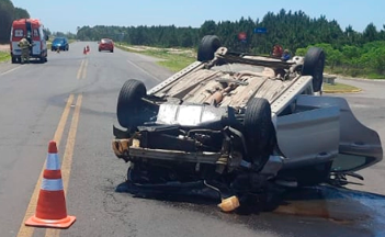 Automóvel capotou após colidir com outro veículo na Interpraias, em Imbé.