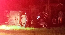 Carro acabou capotando após colidir em árvore às margens da Estrada do Mar.