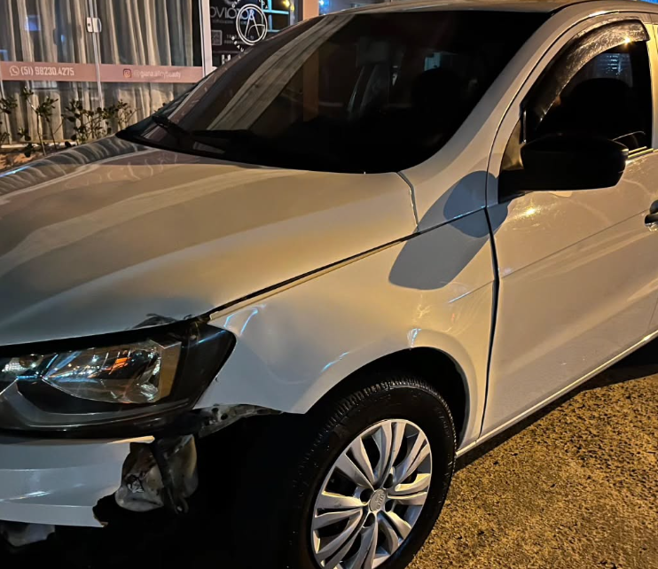 Colisão entre Gol e moto ocorreu entre as Avs. Gabriel Guasselli e Getúlio Vargas.