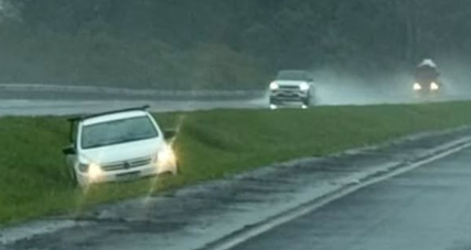 Motorista perde controle da direção e cai em valo localizado em trecho da Freeway.