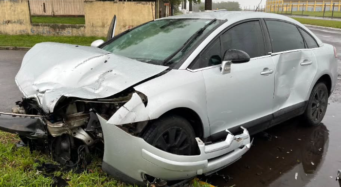 Veículos ficaram danificados após colidirem em frente à Vila Olímpica.
