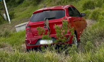 Carro foi parar em área de vegetação após sair da pista próximo ao acesso de Atlântida Sul.