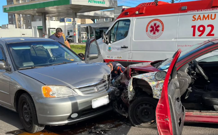Colisão entre dois veículos no bairro Panorâmico deixou quatro pessoas feridas.