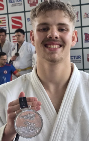 João foi vice-campeão no Sub-18 até 90kg.