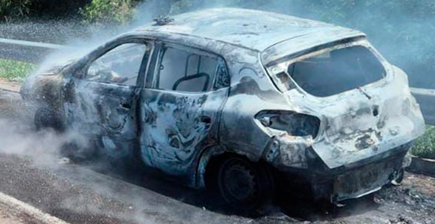 Carro pega fogo na Freeway
