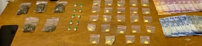 Ação em Pinhal apreendeu dinheiro, celular e dezenas de entorpecentes.