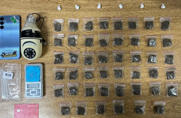 Adolescente foi apreendido em Osório com objetos e 52 porções de drogas.