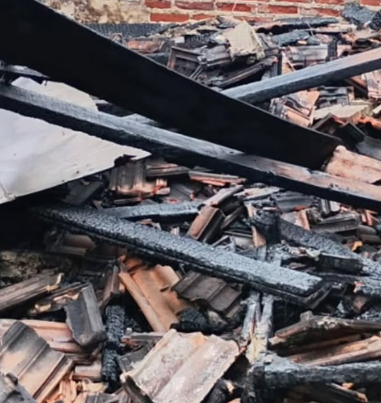 Incêndio destrói residência no bairro Popular