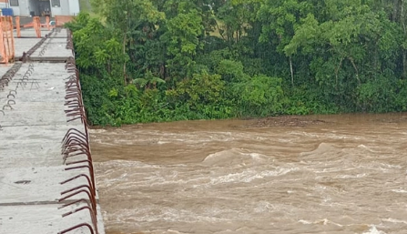 Chuva causou aumento dos rios, alagamento e bloqueios em estradas da região.