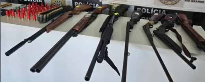 Operação policial apreende armas e munições