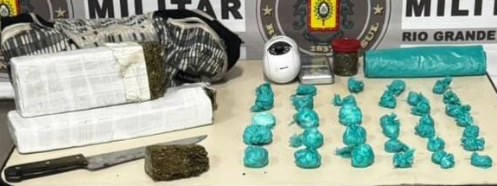 Dupla foi presa em Capão com objetos e aproximadamente 450 porções de drogas.