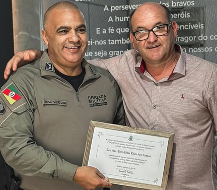 Tenente-Coronel Luiz César ao lado do vereador Coelhão.