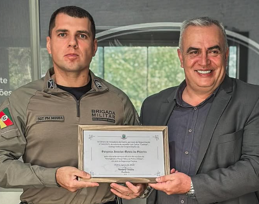 Sargento Moura ao lado do vice-prefeito Ed.