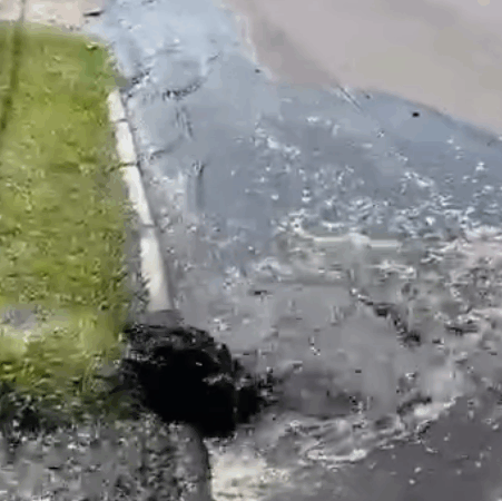 Rompimento de tubulação causa vazamento de esgoto