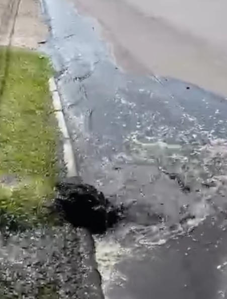 Rompimento de tubulação causa vazamento de esgoto