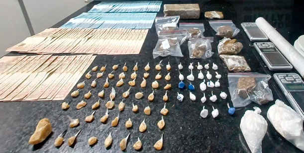 Mulher foi presa em Tramandaí com objetos, aproximadamente 800 porções de entorpecentes e mais de reais em dinheiro.