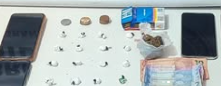 Policiais apreenderam dinheiro, celulares e 23 porções de entorpecentes em Osório.