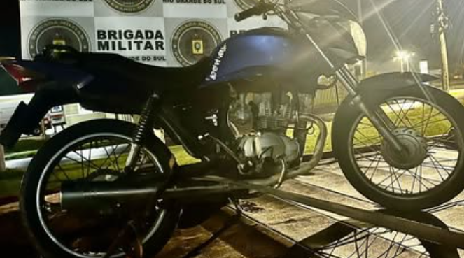 PMs apreenderam entorpecentes e uma motocicleta durante ação em Tramandaí.