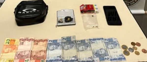 Mulher foi presa na cidade de Capão com dinheiro, objetos e nove pedras de crack.