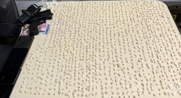 Ação em Capão apreendeu dinheiro, objetos e dezenas de porções de entorpecentes.