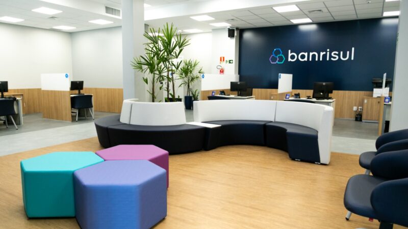 Banrisul reinaugura agência Caergs