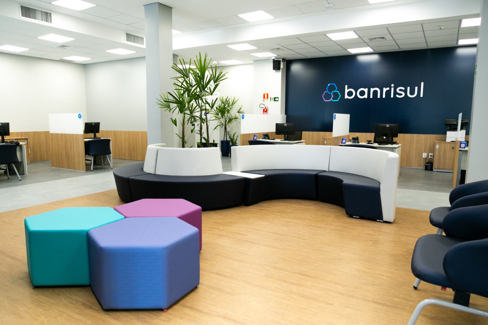 Banrisul reinaugura agência Caergs