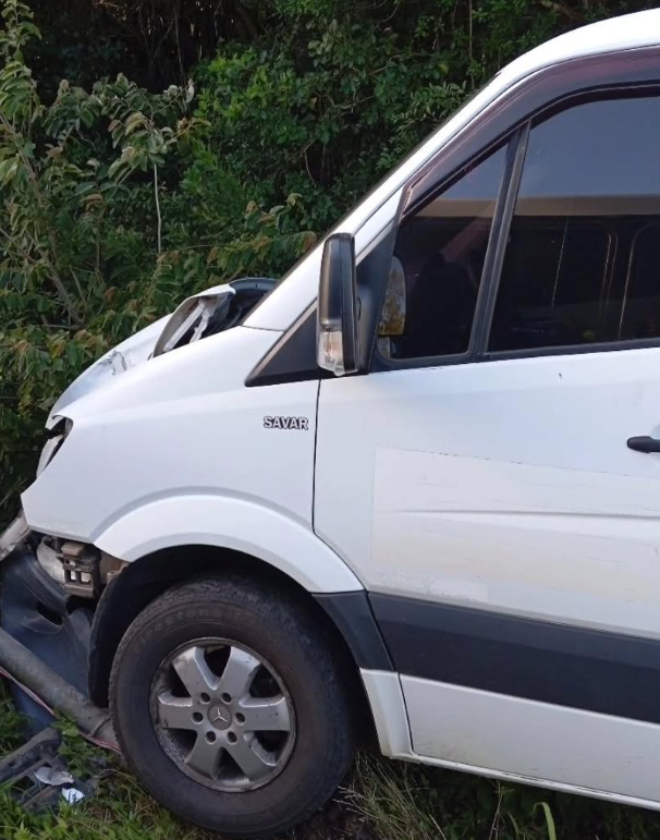 Van colidiu contra poste na lateral da BR-101 durante a quarta-feira (26).
