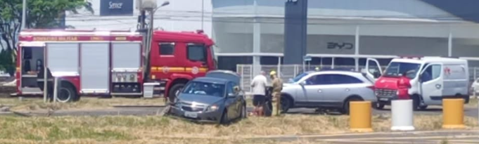 Colisão entre veículos em rótula de acesso à ERS-030 deixou mulher ferida.
