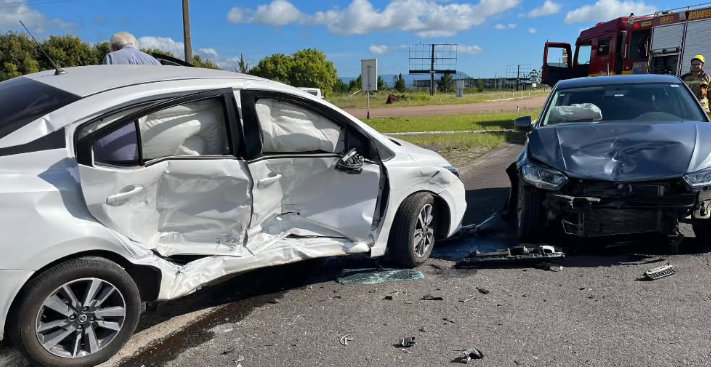 Colisão entre dois automóveis ocorreu no quilômetro 03 da Estrada do Mar.