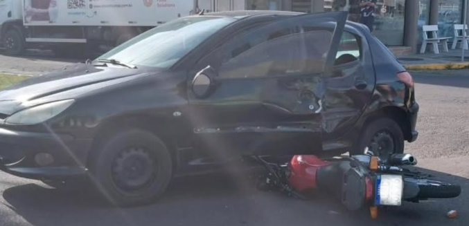 Acidente entre automóvel e motocicleta ocorreu na região central do município.