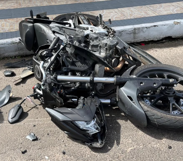 Condutora de motocicleta ficou ferida após se envolver em colisão no Centro.